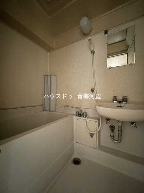 浴室:シンプルで清潔感のある浴室です。