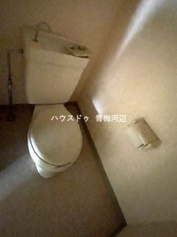 トイレ:白を基調としたトイレです。