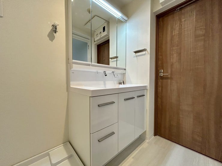 うれしい三面鏡♪お手入れしやすい洗面台です♪