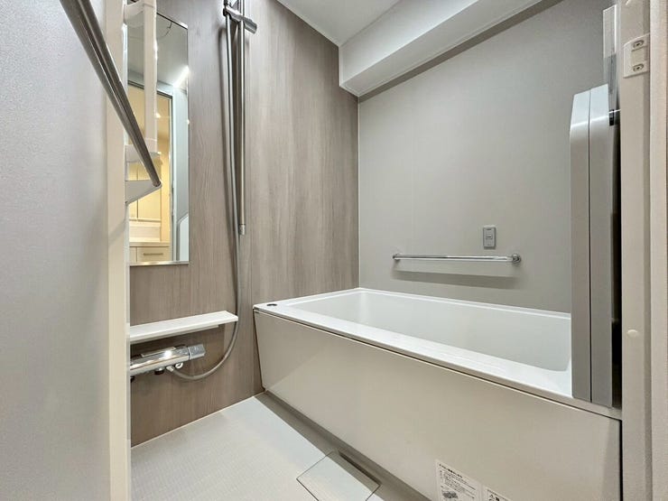 内装に調和した色味の落ち着くお風呂です♪スライド式のシャワーが技ありです♪