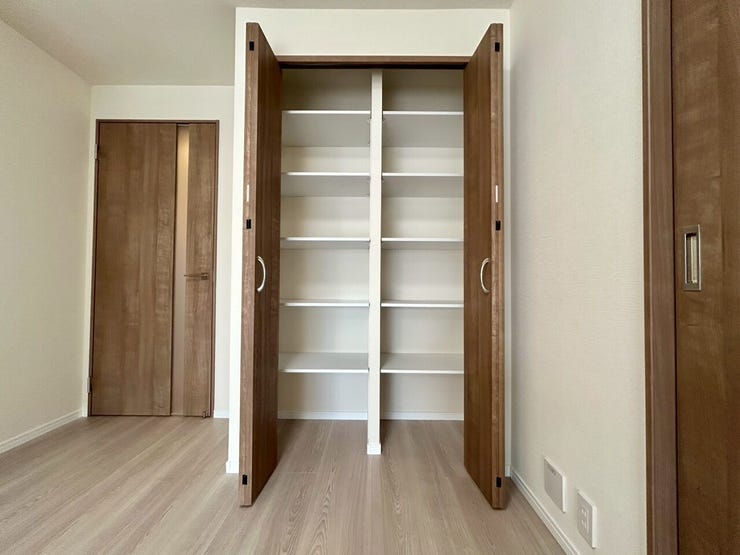 リビングの収納です♪
棚があることで目いっぱい活用できますね♪