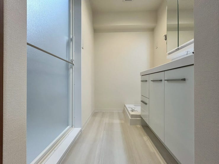 清潔感のある洗面所です♪お風呂の扉も一枚扉でお掃除もしやすく、清潔感を保ちやすいですね♪