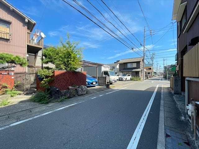 幅員約5mの前面道路です。お子様と手を繋いで歩いている横を車が通り抜けれる道幅となっています。安心してお子様と一緒にお出掛けする事が出来ます。