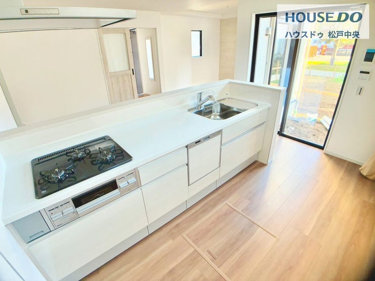 ◎キッチン:5号棟(11/29撮影)
対面キッチンからはリビングがよく見わたせるので、遊んでいるお子様を見守りながらお料理できますね!