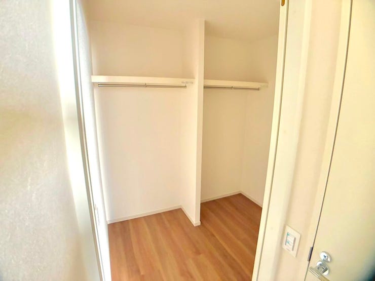 ◎ファミリークローク:5号棟(11/29撮影)
1階には大容量のファミリークローゼットを設けました!スキーウエアやBBQ機材などの季節物やキャリーケースの収納などにピッタリです!