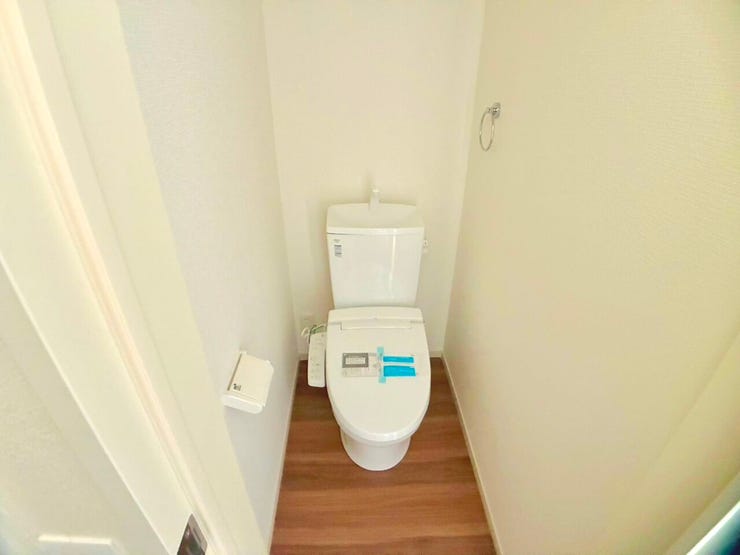 ◎トイレ:5号棟(11/29撮影)
1・2階ともにウォシュレット付!2か所トイレがございますので、朝のトイレ渋滞も解消!