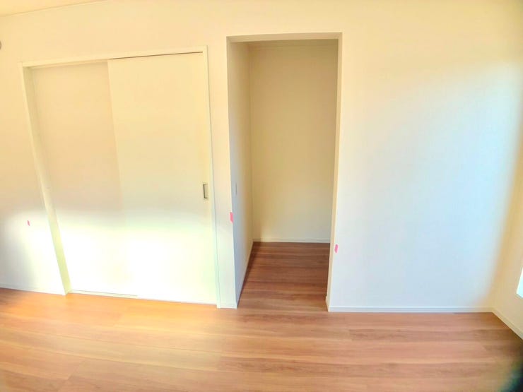 ◎WIC:5号棟(11/29撮影)
収納力が嬉しいウォークインクローゼット。掃除機をそのまま持ち込めるので大掃除もらくちん!