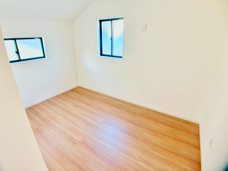 ◎洋室:5号棟(11/29撮影)
全居室2面採光!窓を2つ設けた事で光が差し込む温かい空間になっています!