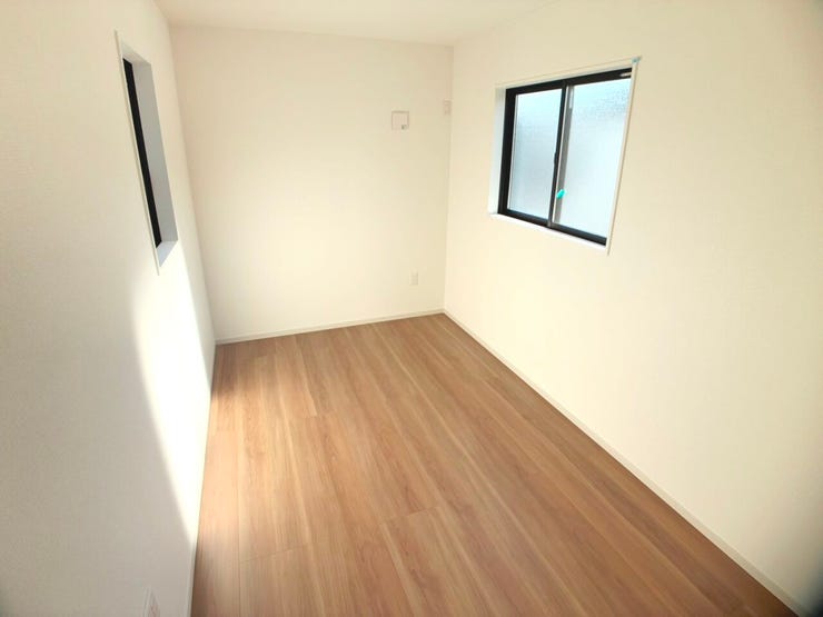 ◎洋室:5号棟(11/29撮影)
2階に洋室4部屋の間取りなので、ご家族の多いご家庭にもうれしい4LDKです!