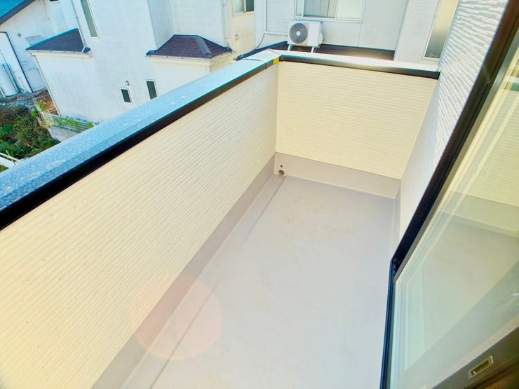 ◎バルコニー:5号棟(11/29撮影)
奥行のあるバルコニー!洗濯物もラクラク、たっぷり干せる十分なスペースです!
※こちらは類似外観写真であり、開口部やデザインなどが異なります。