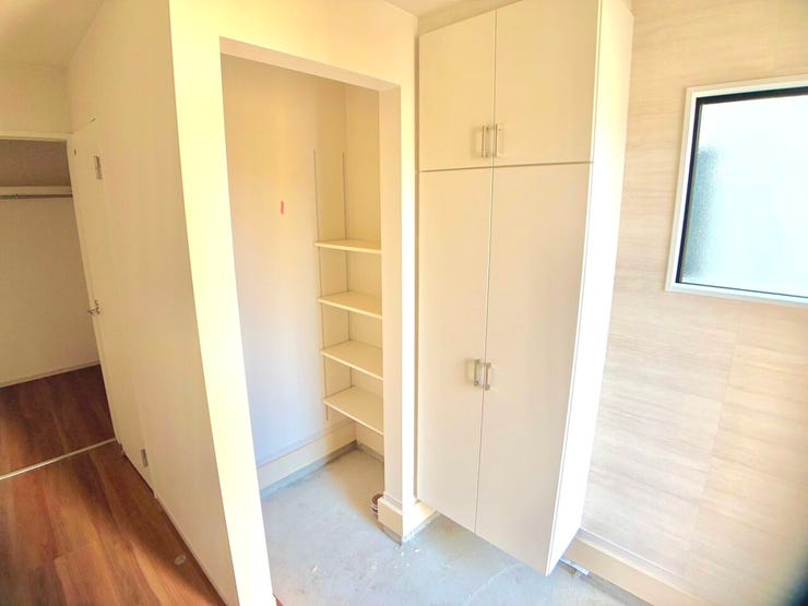 ◎玄関:5号棟(11/29撮影)
ご家族分の履物収納や、ベビーカー・ゴルフバックなどを収納できるSIC付です!