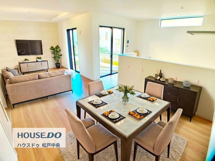 ◎リビング:5号棟(11/29撮影)
キッチンからも見えるリビング階段は、ご帰宅時のご家族にも一声かけられるのが嬉しいですね!