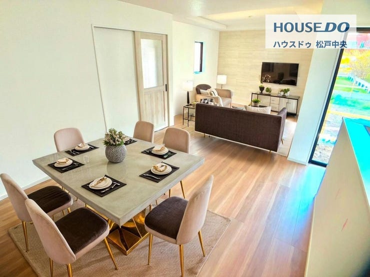 ◎リビング:5号棟(11/29撮影)
L字型のLDKは、リビングとダイニングをきれいに分けられるので、使いやすい間取りに!