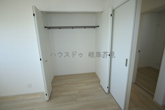 ハンガーパイプを設置しているので整理ダンスがあれば完成です♪