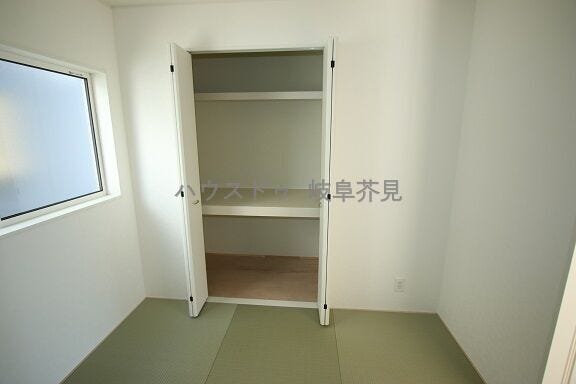 中段と枕棚を設置した収納は来客用の布団などの収納にも便利です♪