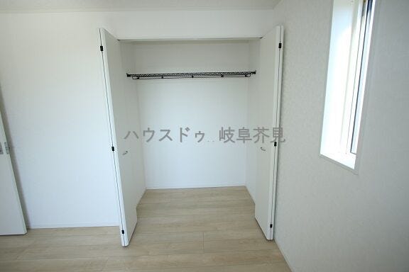 ハンガーパイプを設置しているので整理ダンスがあれば完成です♪