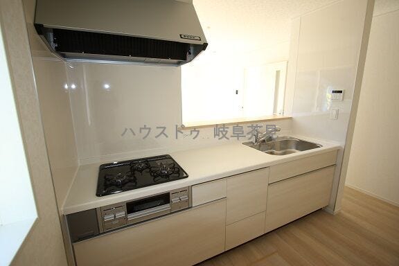 ジャンボシンクやセンサー付き3口ガスコンロ、浄水機能付きの蛇口を標準装備しています♪