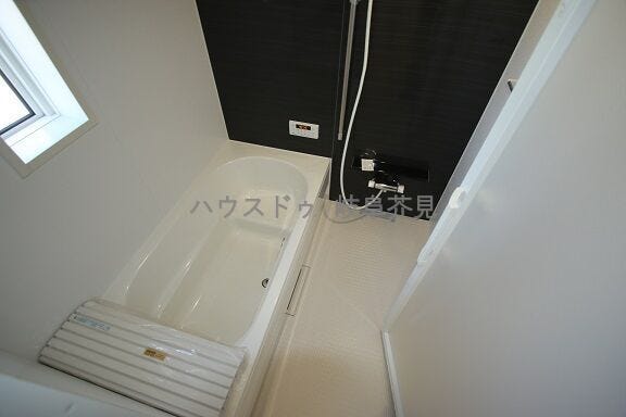 一日の疲れを癒してくれるシステムバスルームは浴室乾燥機を標準装備しています♪