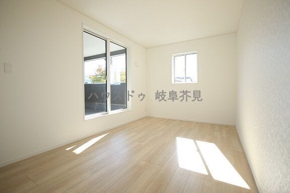 ベランダに面した洋室は南側で陽当たりが良く暖かです♪