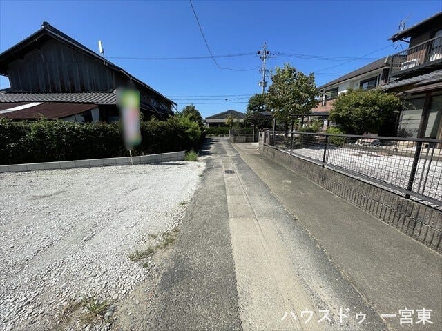 北側幅員約1.8mの前面道路です。セットバックが必要な道路となります。大型車が入ってこれないので、騒音などの心配はありません。