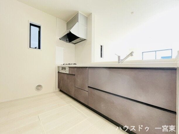 北側幅員約1.8mの前面道路です。セットバックが必要となりますが、道路の幅が広がり見通しも良くなるので、安全性も高くなります。