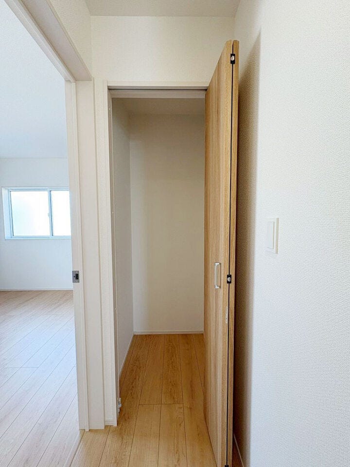 廊下収納付♪掃除道具など片付けられます!