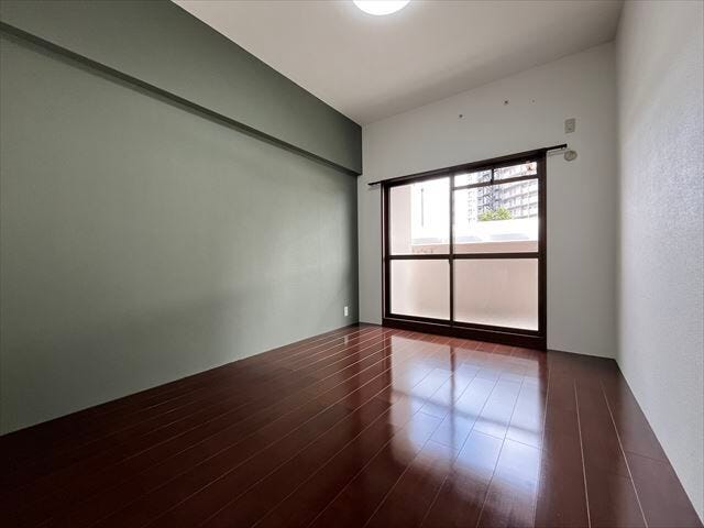 バルコニーに出入りできる南向きの6帖洋室です。たっぷり光が入る明るいお部屋です。(2025年9月18日 撮影)