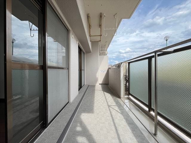 幅の広いバルコニーですね。目の前が駐輪場ですが、駐輪場の屋根が目隠しになるので、視線が気になることはありません。(2025年9月18日 撮影)