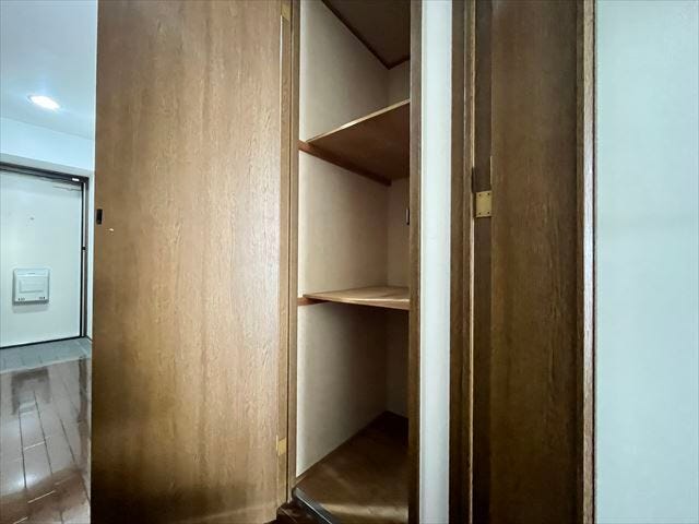 廊下収納:掃除用具やストック用品を入れるなど、使い勝手が良くあるとうれしい収納です。(2025年9月18日 撮影)