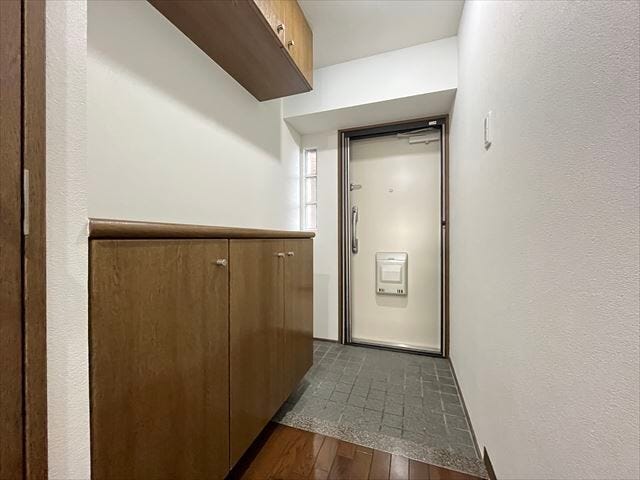 上下に収納のある玄関です。下段の収納は靴を入れるだけでなく、荷物の一時置き場としても使えます。(2025年9月18日 撮影)