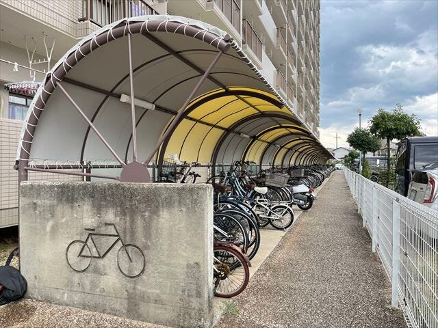 屋根付きなので、雨ざらしになる心配もなく保管できますね。(2025年9月18日 撮影)