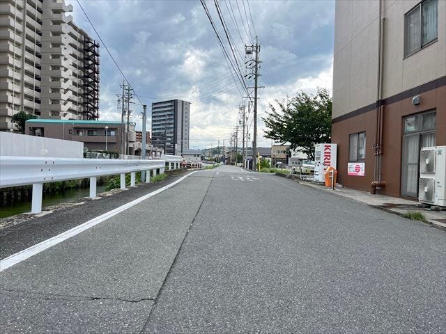 車がすれ違える道幅です。車1台とベビーカーですれ違っても余裕のある道幅は安心ですね。(2025年9月18日 撮影)