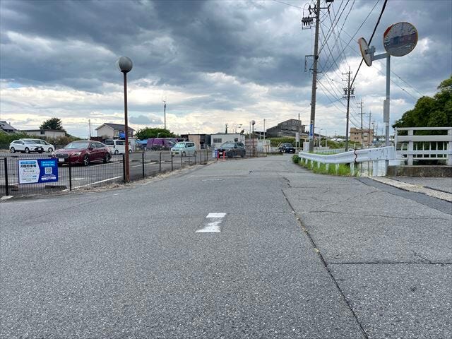 お子様と手を繋いで歩いている横を車が通り抜けられる道幅となっています。安心してお子様と一緒にお出掛けする事が出来ます。(2025年9月18日 撮影)