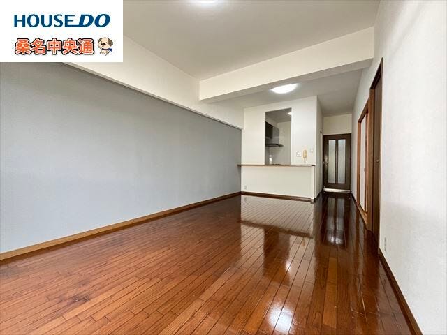 【リビング】
桑名駅まで徒歩13分の桑名市福島にあるマンションのご紹介です。スーパーやドラッグストアが近く生活に便利な立地です。(2025年9月18日 撮影)