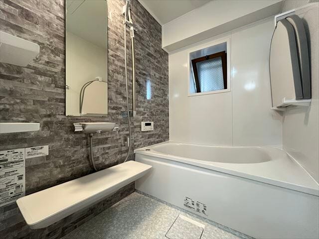 壁のデザインがおしゃれな浴室ですね。一日の疲れも癒されそうです。窓があり空気の入れ替えもできます。(2025年9月18日 撮影)