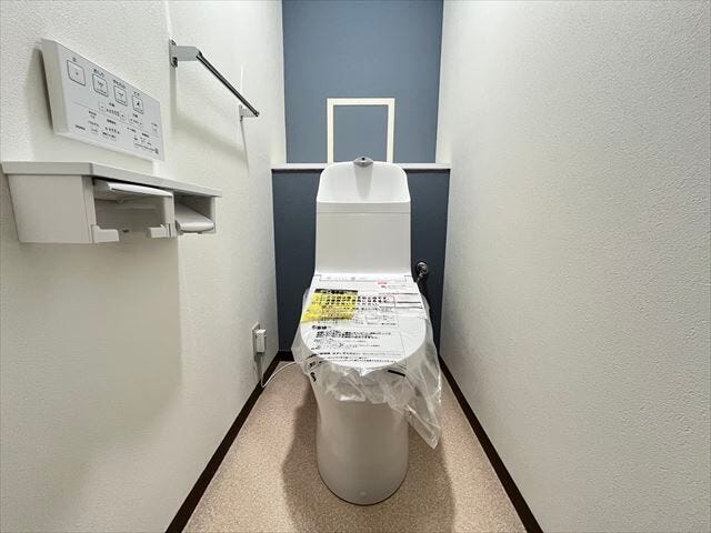 凹凸の少ないお掃除しやすそうなトイレですね。ペーパーホルダーが2つあるのもうれしいポイントです。(2025年9月18日 撮影)