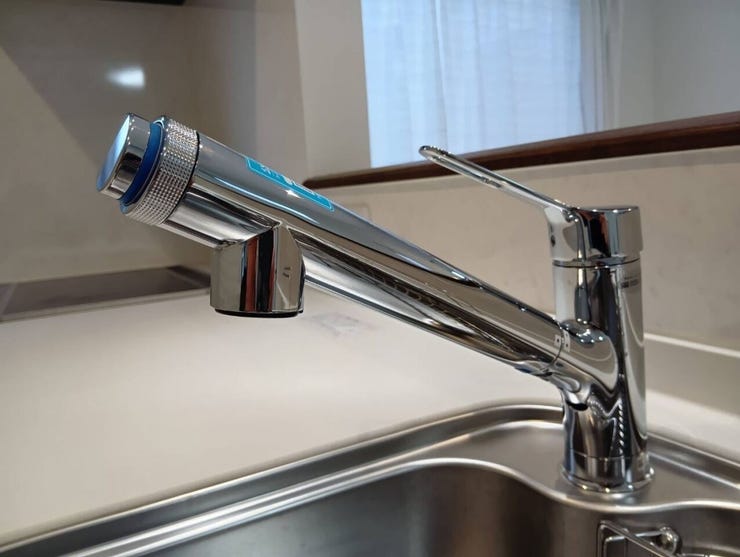 手が汚れていても軽く触れるだけで吐水・止水が可能。調理中も清潔で、節水と快適さを両立する便利なタッチ水栓です。