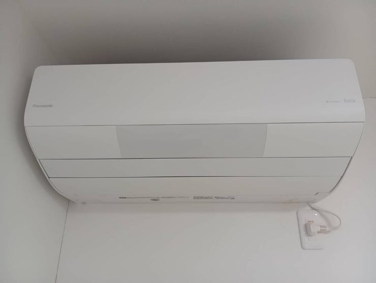 リビングには暖房エアコンで快適。この一台で寒い冬も快適です。