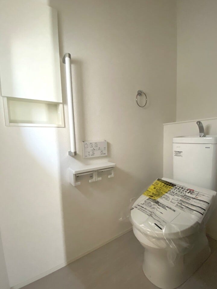 温水洗浄便座付トイレ。各階トイレで混雑時も安心です。