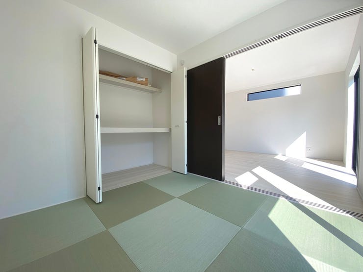 4.5帖の洋風和室。リビングに隣接しており、小さなお子様が安心して遊べる空間です。