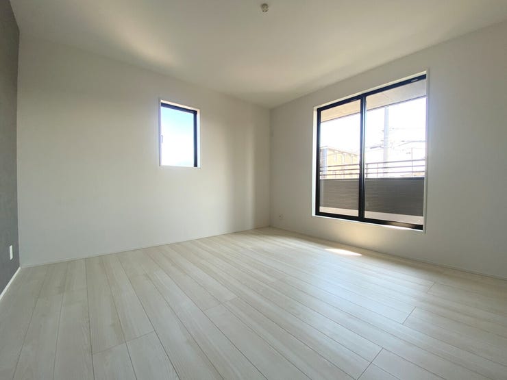 8帖の洋室。ゆとりある広さを確保しており、主寝室やお子様部屋としてご使用いただけます。