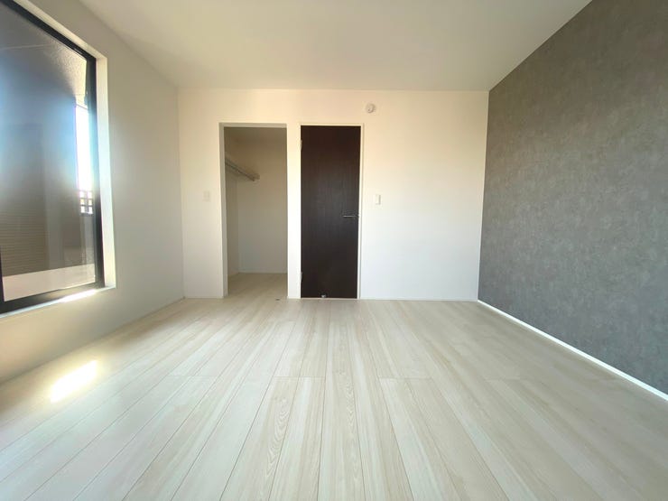 8帖の洋室。大容量収納が叶うウォークインクローゼットを完備しております。