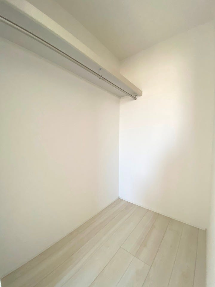 ご夫婦やお子様のお洋服を掛けて収納できウォークインクローゼットです。