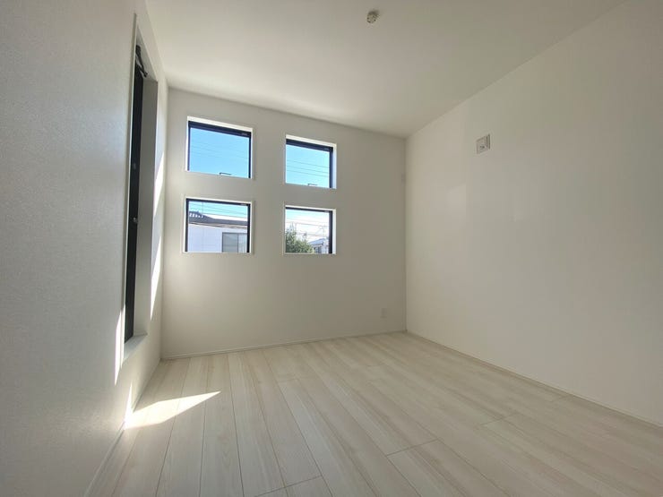 5.25帖の洋室1.バルコニーに出入り可能です。