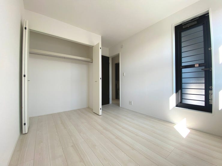 5.25帖の洋室1。便利で嬉しい収納スペースは全室にございます。