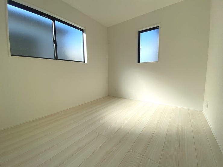 5.25帖の洋室。二面窓で柔らかな外光を取りこんだお部屋です。落ち着いたプライベート時間に◎