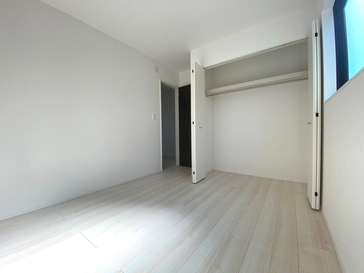 5.25帖の洋室2。お子様の学校用品も収納いただけるクローゼット付き。