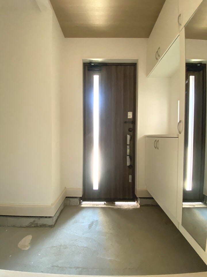 シューズボックスやシューズクロークを完備した玄関。ベビーカーやアウトドア用品の保管も可能です。