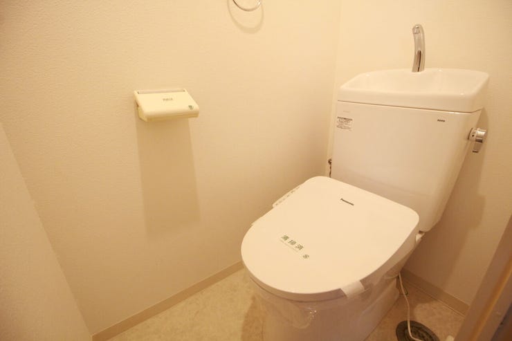 いつも清潔なスペースであってほしいのが毎日使うトイレです。掃除がしやすいのはもちろん、落ち着けるスペースにしたいですね。