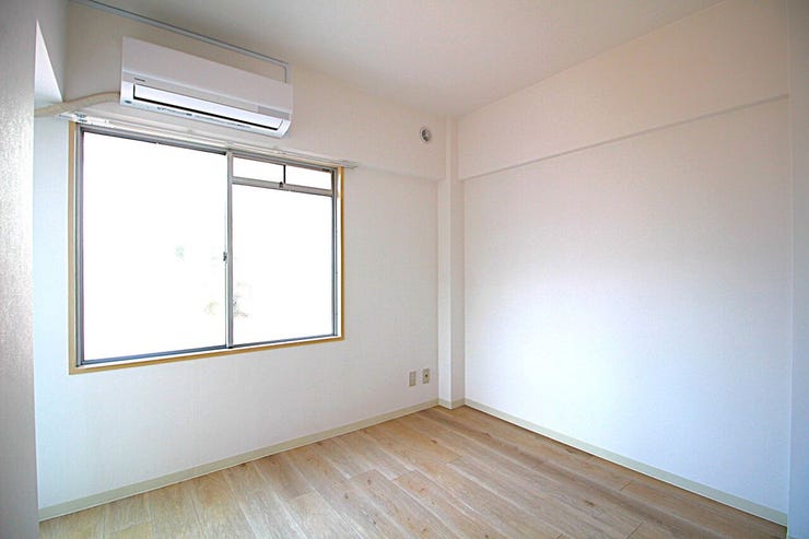 シンプルにデザインされた室内。家具やレイアウトでお好みの空間に。